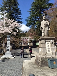 南湖神社参道入口、右は楽翁公像