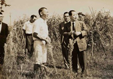 吉田三郎と渋沢敬三　秋田天王村にて1953年8月（渋沢史料館蔵）